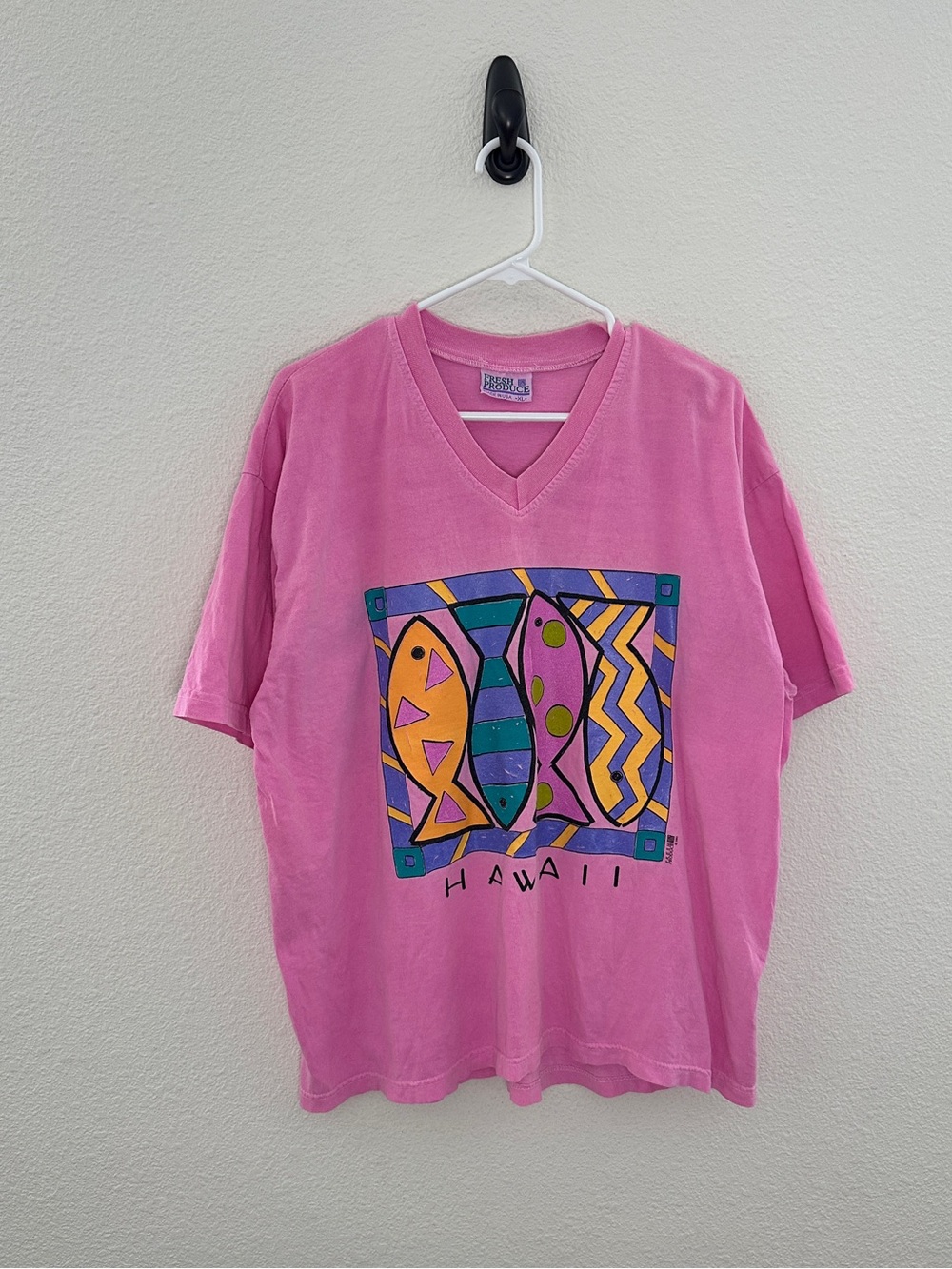 Fresh Produce V-Neck T-Shirt Mens XL Pink Vintage 1992 Hawaii Fish Graphic